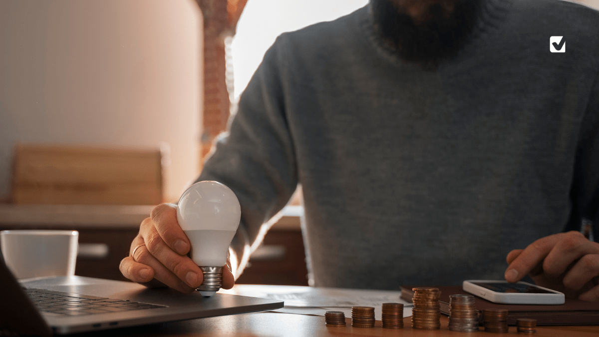 Φαντάσου έναν άνδρα που κρατάει μια λάμπα και κάνει υπολογισμούς.