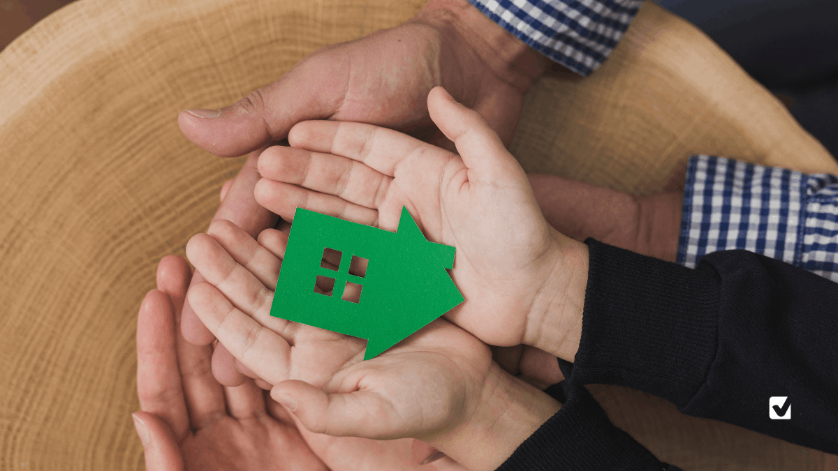 Φανταστείτε μια οικογένεια που κρατάει με τα χέρια ενωμένα ένα σπιτάκι από χαρτί.