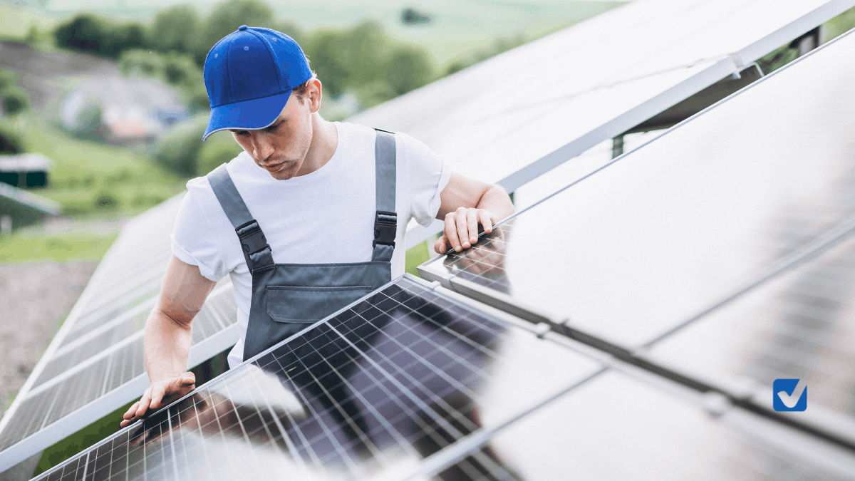 Εικόνα με έναν υδραυλικό που εγκαθιστά ηλιακούς συλλέκτες